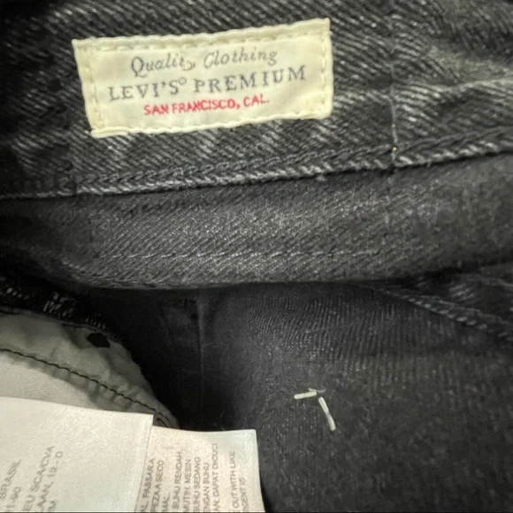 Levi’s premium mid rise 501 shorts 32